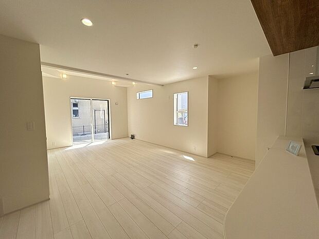 大画面ＴＶの配置も可能なワイドリビングは約21帖。 