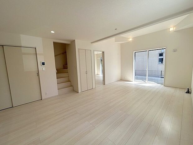 解放感あふれるリビングは、自然に光と風に恵まれます。 