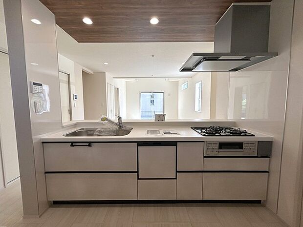 リビングで遊ぶお子様を見守りながらお料理ができる、対面キッチン。 