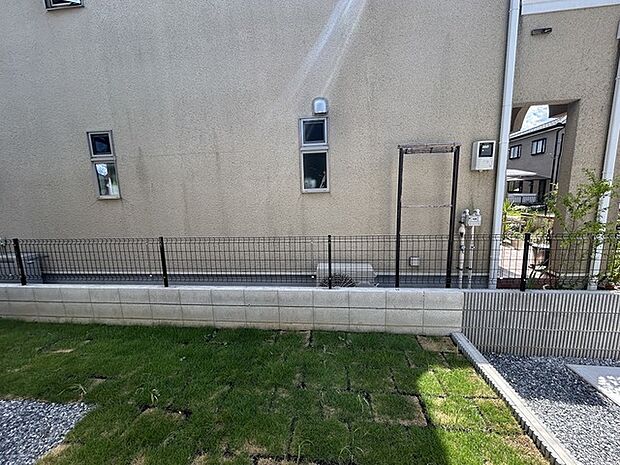 季節のお花を少し楽しむのにちょうどいいサイズのお庭です。 