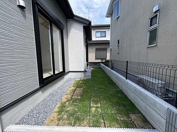 広々とした南庭は、太陽の下のリビングかもしれません。 