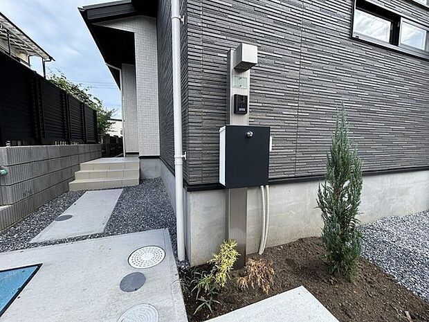 Ａ4サイズの郵便物もスッと入る、機能性の高い郵便受け。 