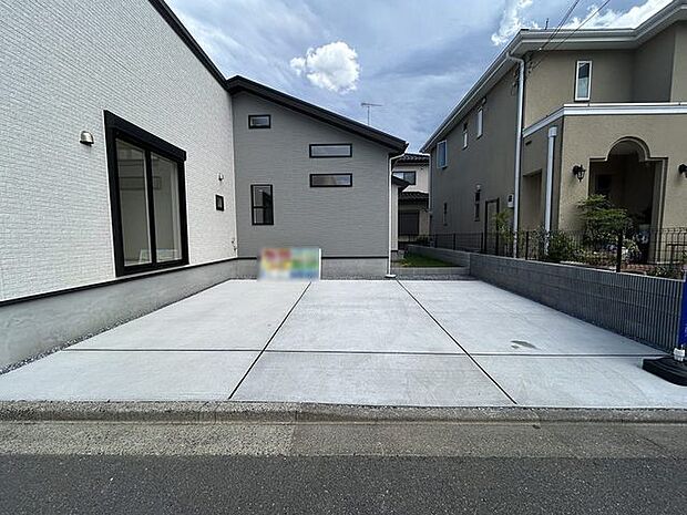 並列3台駐車可能な、ゆとりのカースペースがここに。 