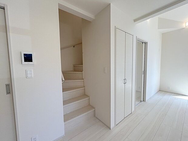 リビングに自然と人が集まるリビングイン階段採用プラン。 