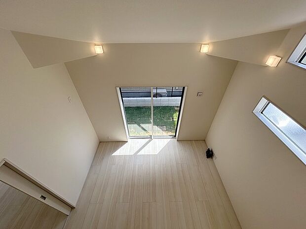 解放感溢れる匂配天井。広々と感じられるリビング。