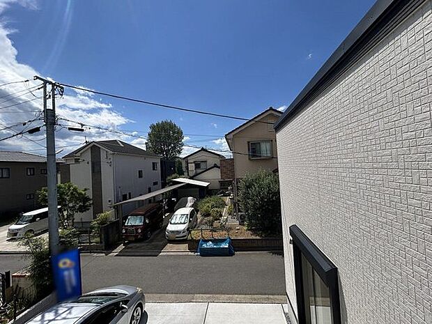 前面の住まいとの距離感があるから、圧迫感を感じません。 