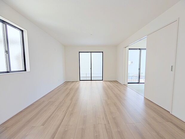 南側に大きな窓を配置、明るいリビングが出来ました。 