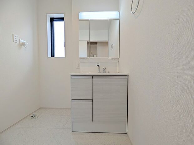 三面鏡にハンドシャワー付き、 使いやすい洗面台。 