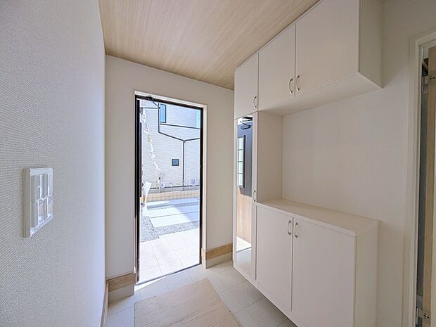 シンプルなデザインの玄関収納。