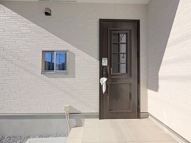 新築の玄関扉。きっと今のお家より重厚感が違います。