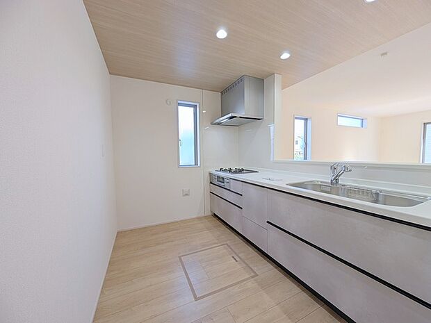 カウンターからはリビングが広く見渡せ、ご家族とのコミュニケーションも弾みます。