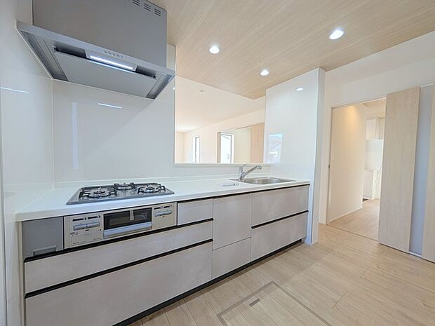 料理をしながらでも、ご家族との会話を楽しめる対面キッチン。