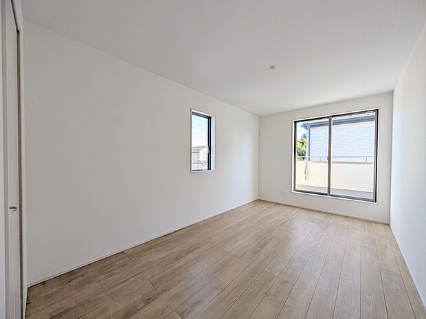 大事な日当たりは、大きな窓から。誰のお部屋にしましょう。