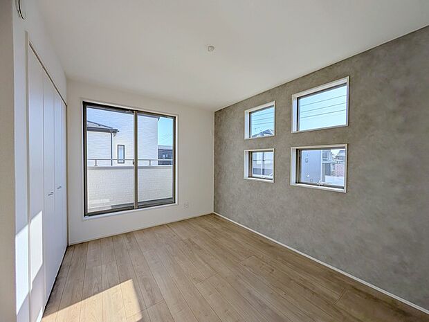 ベースカラーと異なった配色の壁紙を使用。ちょっとお部屋の雰囲気が変わります。