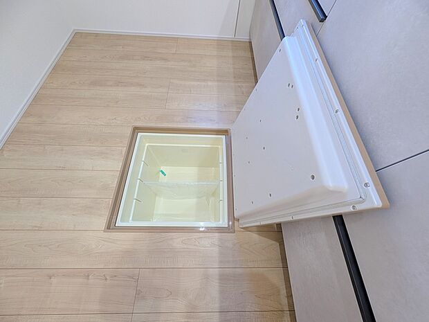 床下収納や食品庫に利用可能。まとめ買い派にうれしい床下収納。