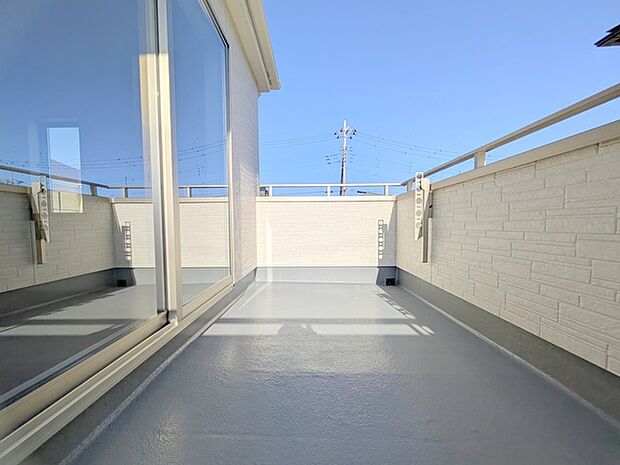 南向きバルコニーでお洗濯ものはいつもカラッと乾きます。