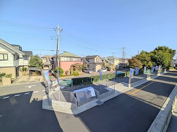 住宅街の中の一戸建て、あたりはほとんど住宅です。