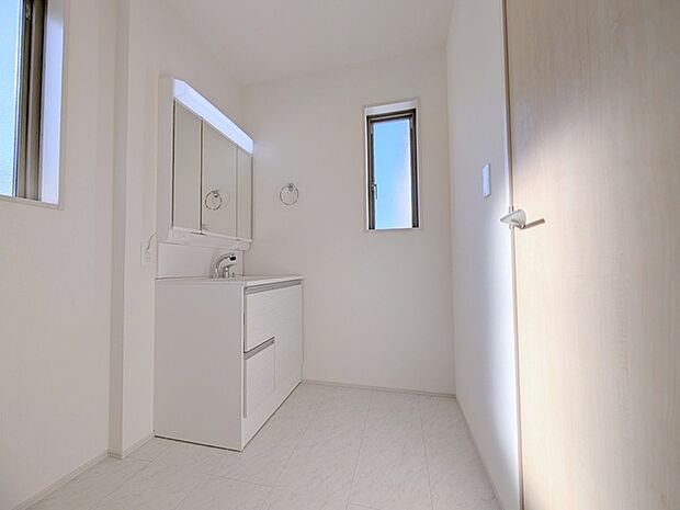 ドライヤーの風に包まれながら、今日一日の終わりを感じる。そんな、地味だけど決して無くてはならない、名脇役。