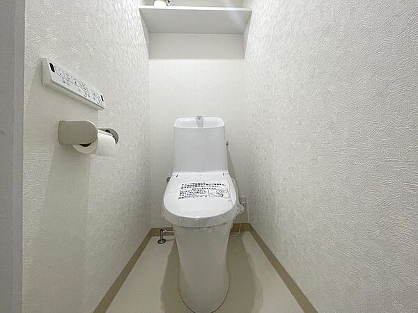 お掃除らくらく。便座脇の操作盤をなくした、リモコンタイプのお手洗い。
