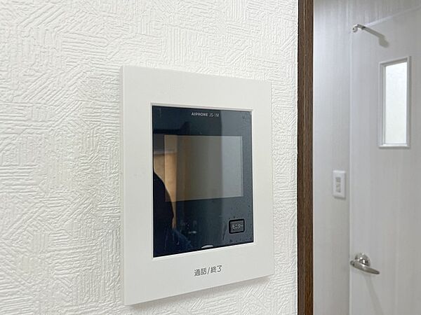 来客が一目で分かるカラーモニターインターフォン付き。