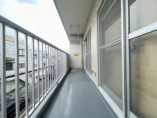 らくらくお洗濯を助ける広いバルコニー。