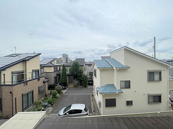 あたりには住宅を中心とした建物が広がります。