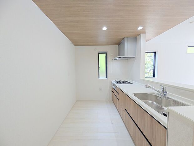 吊戸棚をなくした対面LDKはキッチンに立つ人の視界をワイドにしてくれます。 