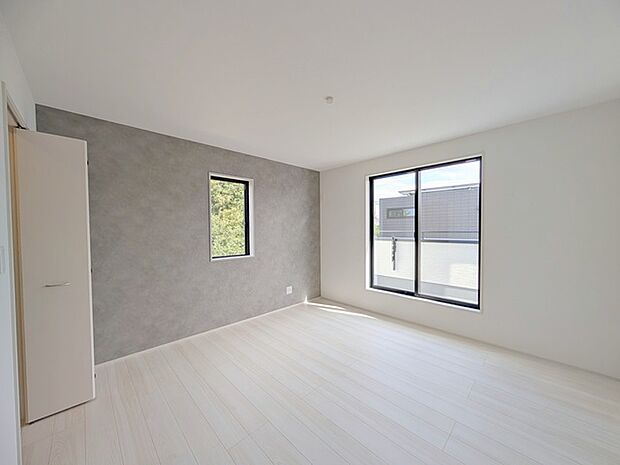 大きめのベッドを置いても、まだゆとりが持てる大きさ。8帖の主寝室。 