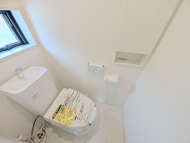 ウォシュレット機能付き。憩いの場としてひそかに注目度の高いお手洗いにもご注目ください。 