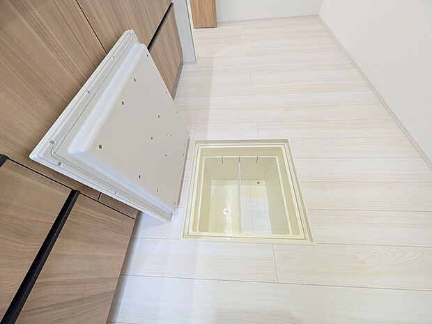 床下収納や食品庫に利用可能。まとめ買い派にうれしい床下収納。  