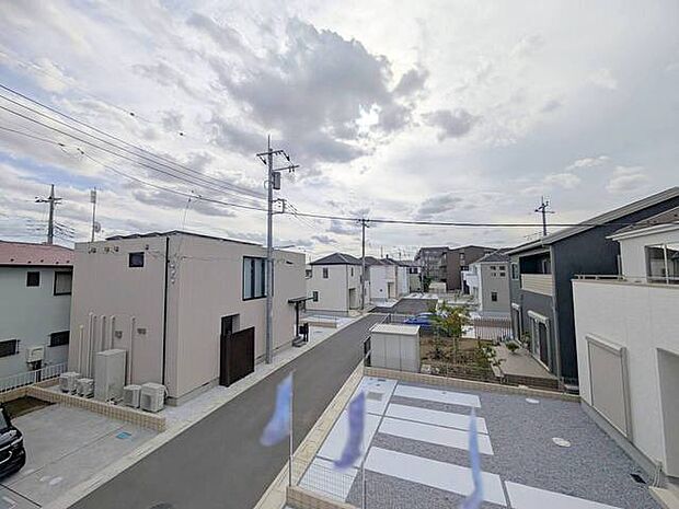 住宅街の中の一戸建て、あたりはほとんど住宅です。 