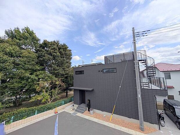 ゆったりとした緑地の多い立地ならでは！緑に包まれた環境です。 