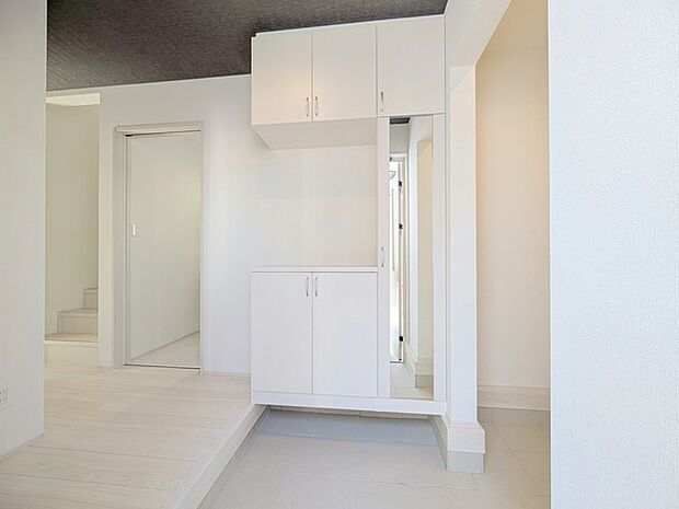 シンプルなデザインの玄関収納。 
