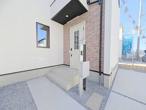 新築の玄関扉。きっと今のお家より重厚感が違います。 