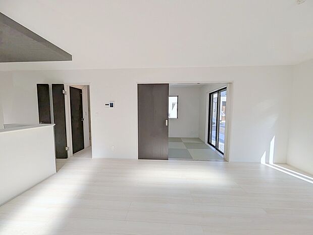 家族が自然に集りそうな広さが魅力のＬＤＫ。 