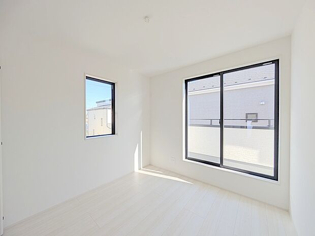 バルコニーからはたっぷりと太陽の光が舞い込みます。 