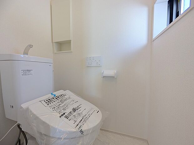 ウォシュレット機能付き。憩いの場としてひそかに注目度の高いお手洗いにもご注目ください。 