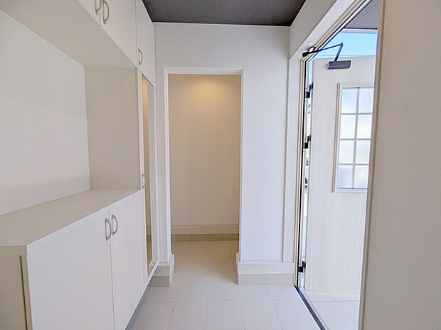 玄関横にシューズインクローク付き、雨具や三輪車を置いても余裕の広さ。 