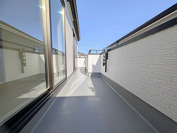 南向きバルコニーでお洗濯ものはいつもカラッと乾きます。 