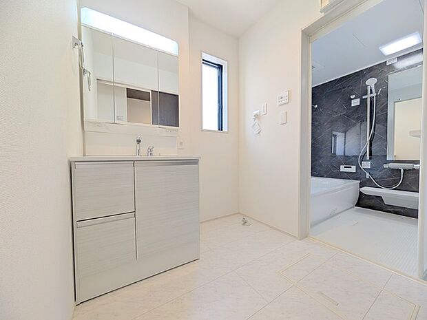 ドライヤーの風に包まれながら、今日一日の終わりを感じる。そんな、地味だけど決して無くてはならない、名脇役。 