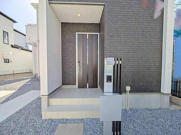 この扉を開けると、新築の木の匂いが待ってます。