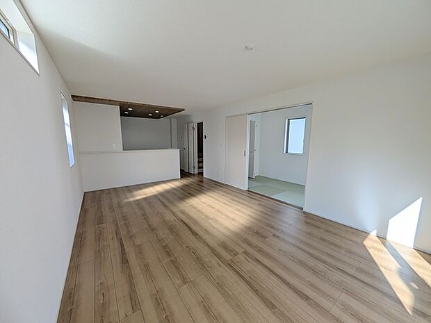 ご家族みんながゆったりくつろげる広々リビング。 