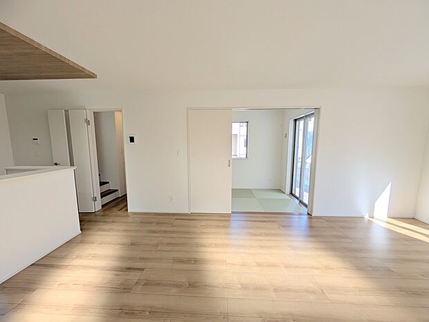 和室とリビングが続き間に。定評のあるプランを採用。 