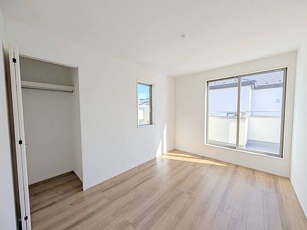 南向きの大きな窓から、たっぷりの陽射しが射し込みますね。 