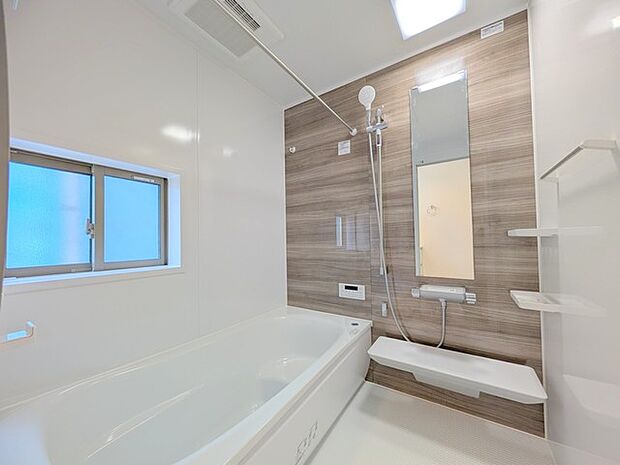 広々1坪タイプのゆったり浴室ユニット。防カビ・抗菌素材なのもうれしい。