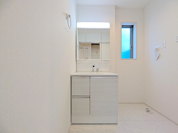 たっぷりの収納を設けたシャワー付洗面台で快適な暮らし。 