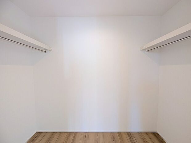 季節物の衣類もスッキリ収納できる、ウォークインクローゼット。 