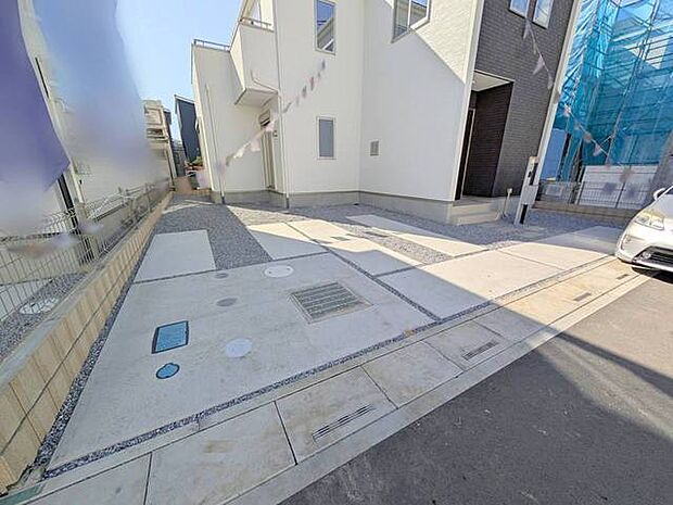 並列2台駐車可能な、ゆとりのカースペースがここに。