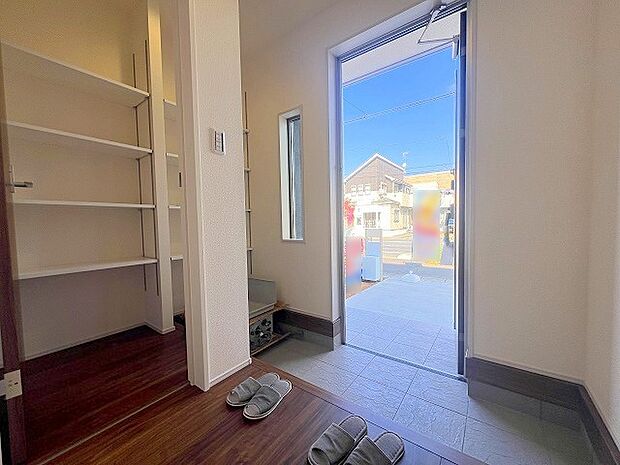 誰も住んだことのない家の玄関スペース。あたらしい木のにおいを感じていただけると思います。