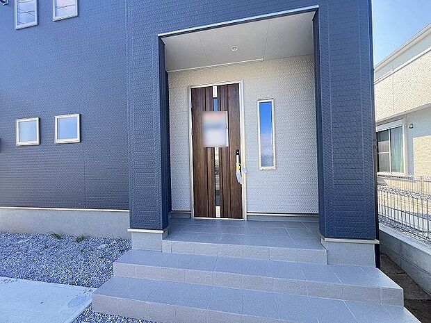 新築の玄関扉。きっと今のお家より重厚感が違います。